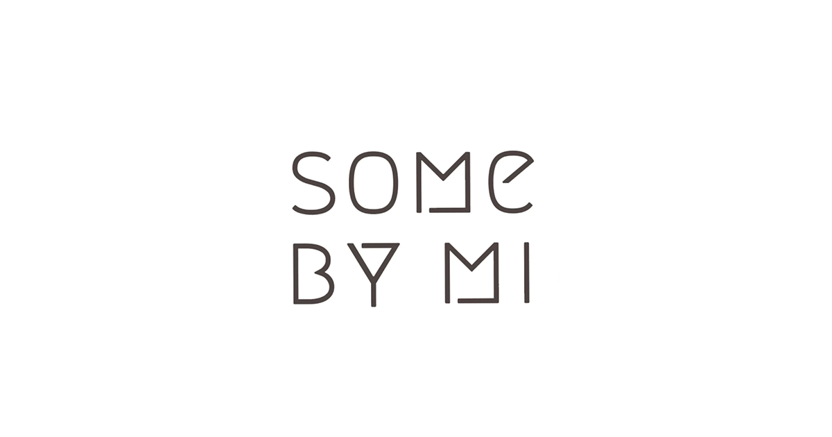 Logo de SOME BY MI - Soins K-Beauty avec des solutions anti-imperfections.