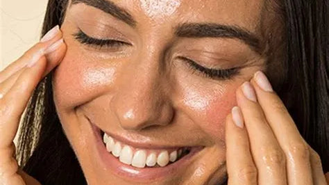 Femme souriante avec une peau lumineuse, illustrant le contrôle du sébum et les soins adaptés pour les peaux grasses dans la K-Beauty