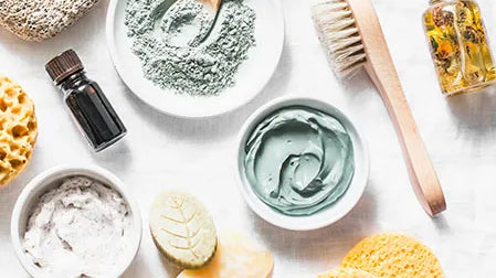 Vue d'ensemble de produits de soin naturels, incluant des crèmes, poudres et huiles, représentant les meilleurs ingrédients et bienfaits de la K-Beauty