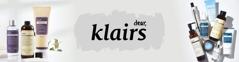 bannière klairs  qui est écrit au milieu avec des produit a droite et a gauche le tout sur un fond gris  collection