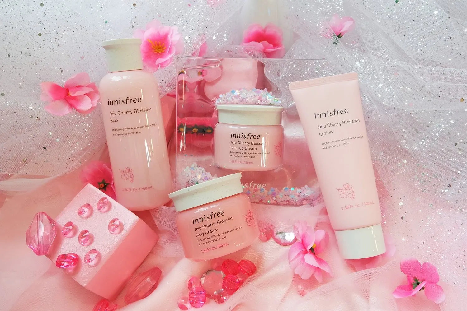 produit innisfree dans un dras soyeux avec de pétales de roses une ambiance magnifique  avec des paillettes 